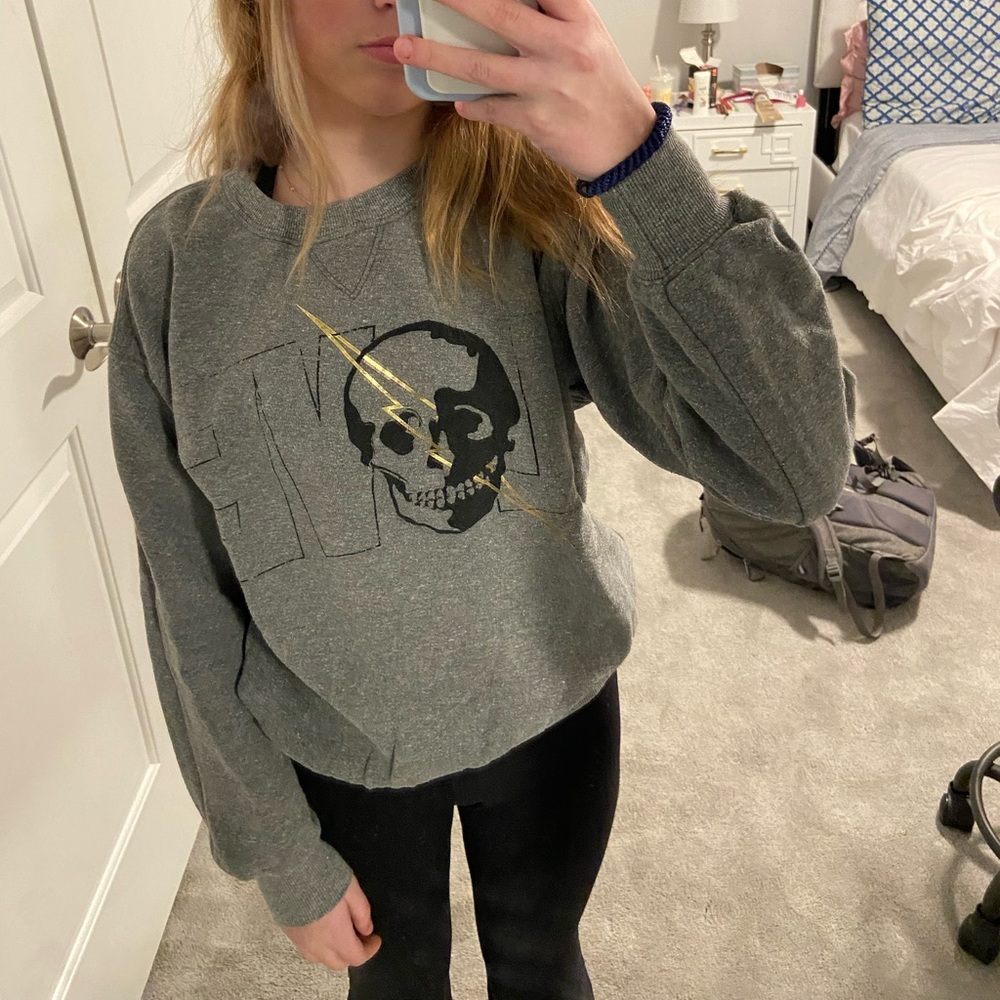 Skull gray crew neck